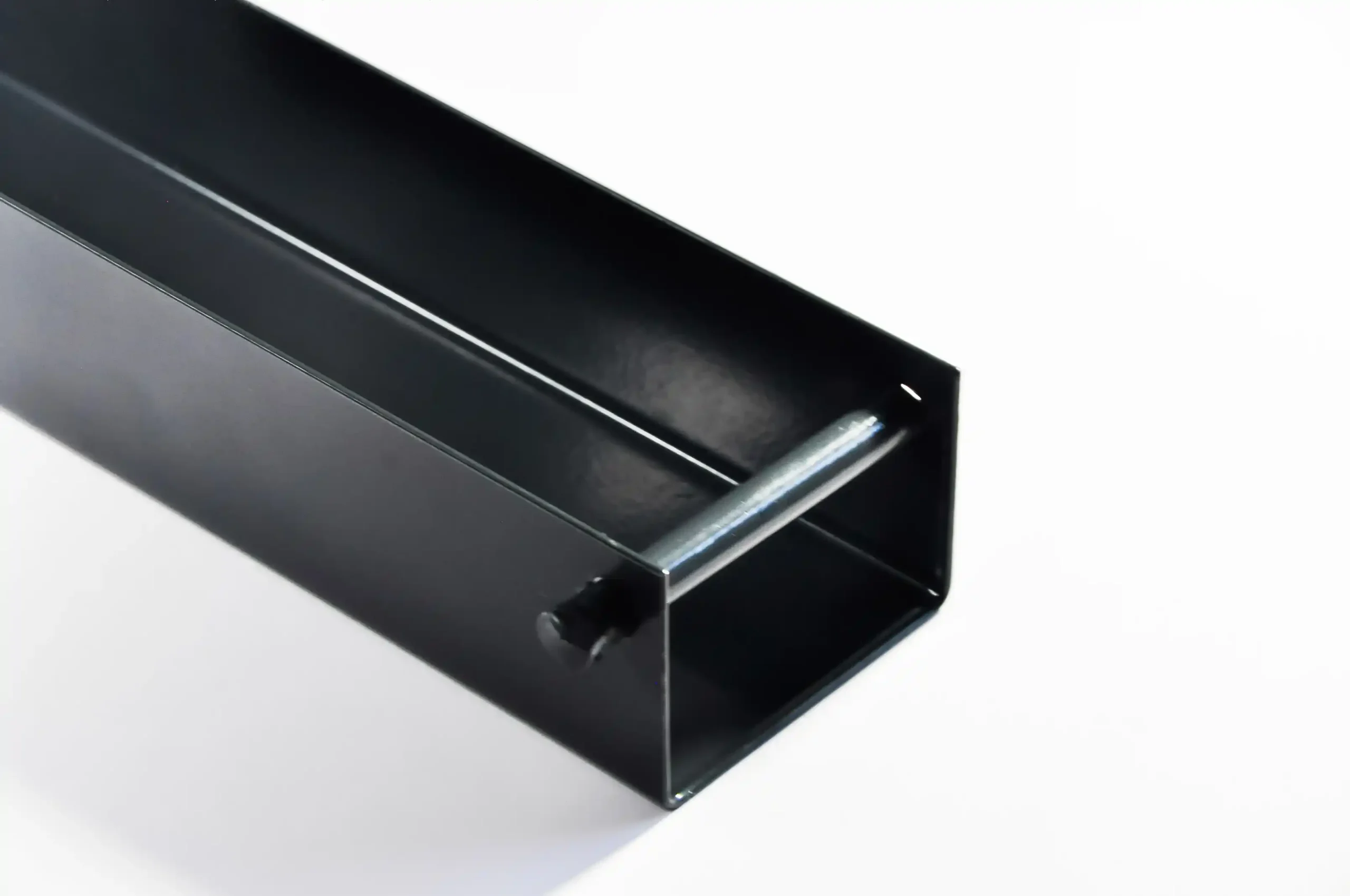 uchwyt do montażu podmurówki ogrodzenia w kolorze czarnym