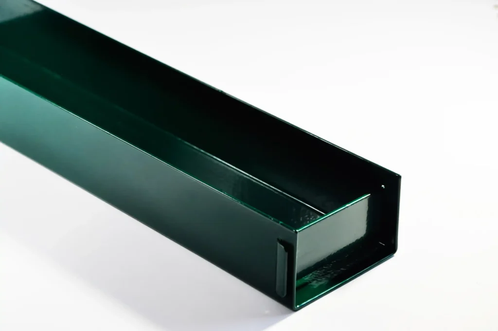 uchwyt do podmurówki z blaszką w kolorze zielonym