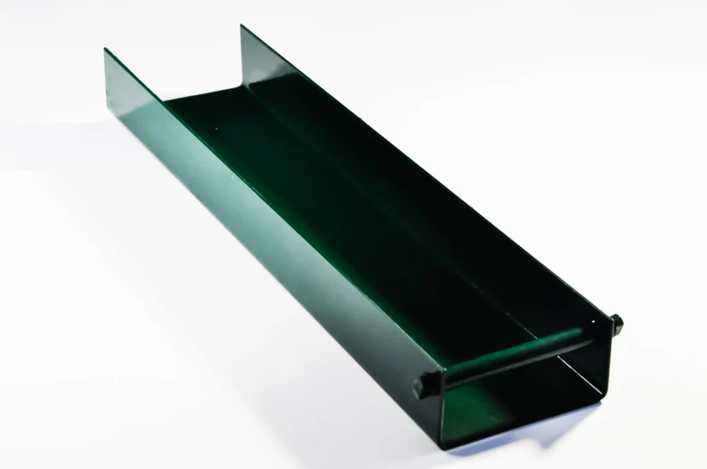 uchwyt do podmurówki w kolorze zielonym