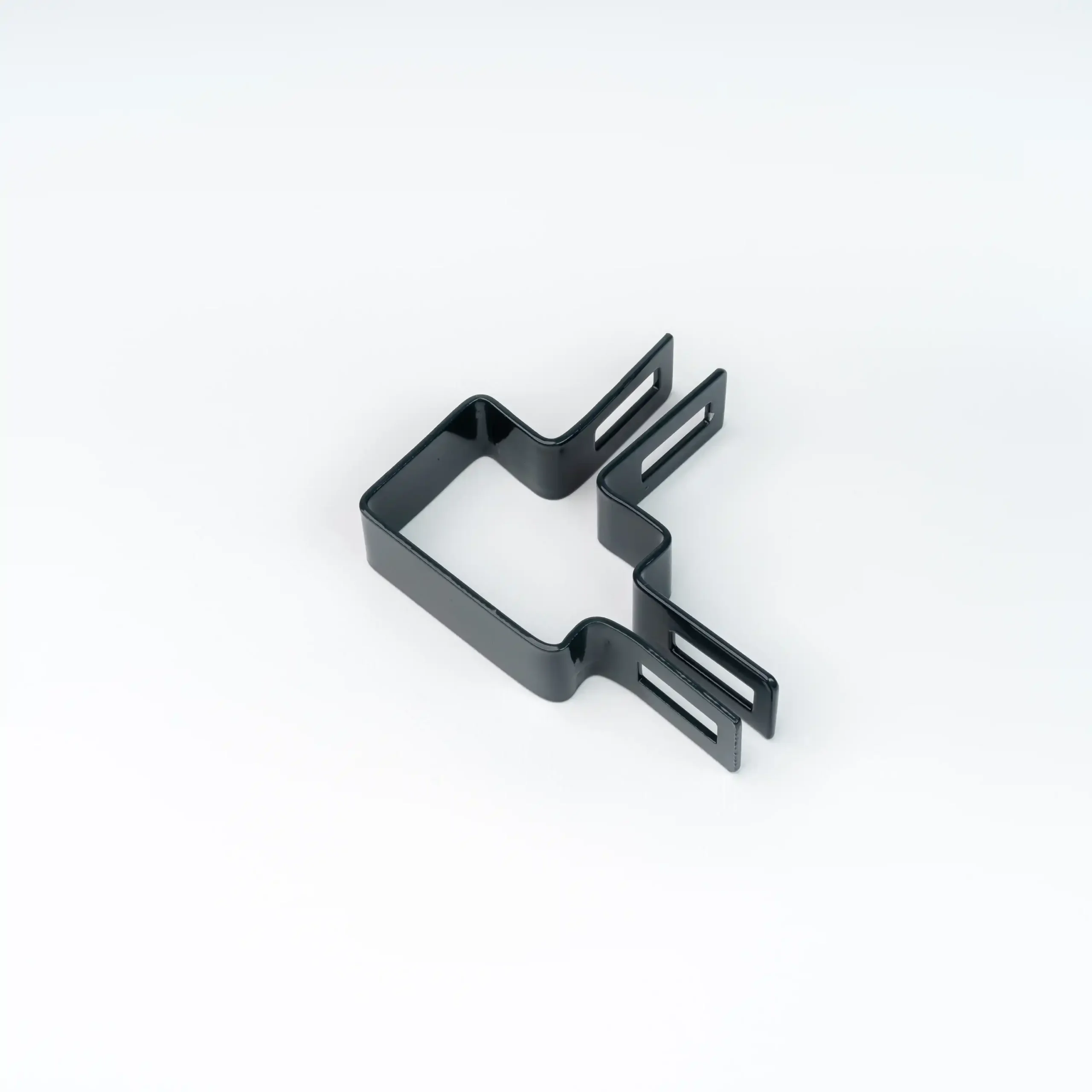 Obejma narożna do montażu ogrodzeń w kolorze czarnym na białym tle
