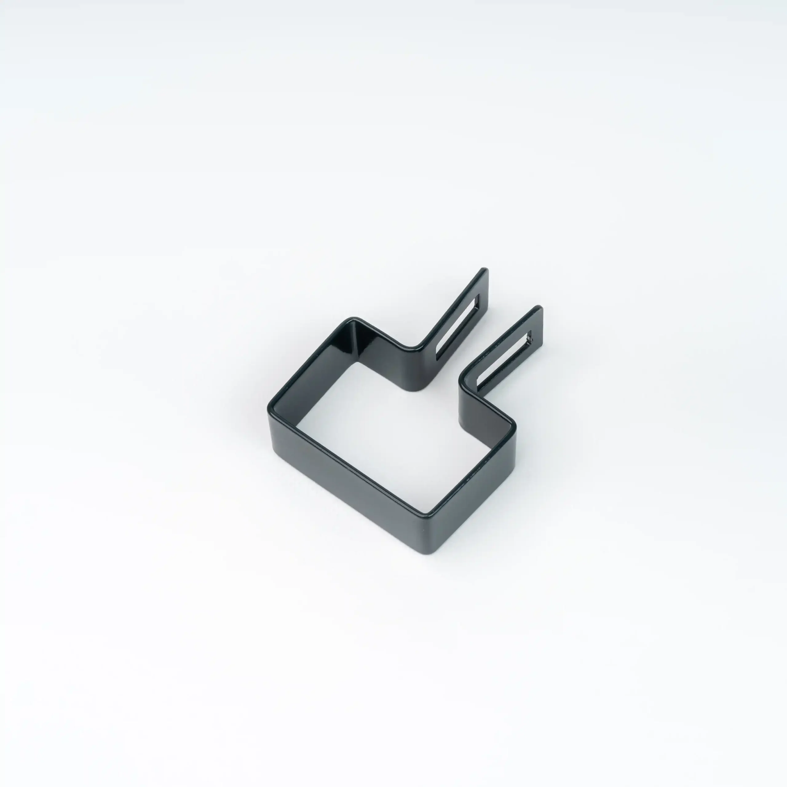 Startowa obejma montażowa z podłużnymi otworami montażowymi, przedstawiony na białym tle.