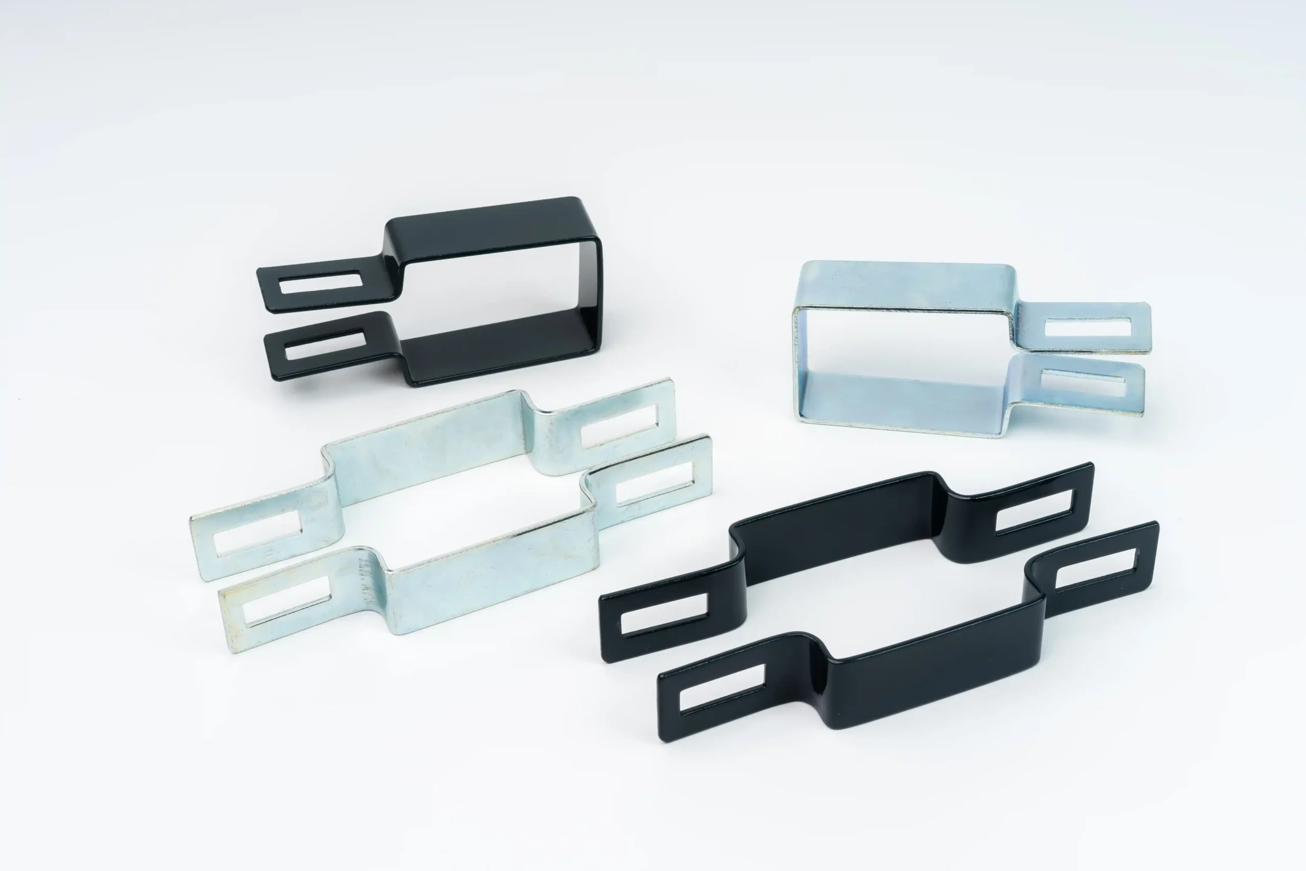 Obejmy odwrotne do montażu ogrodzeń o wymiarach 60 x 40cm na białym tle