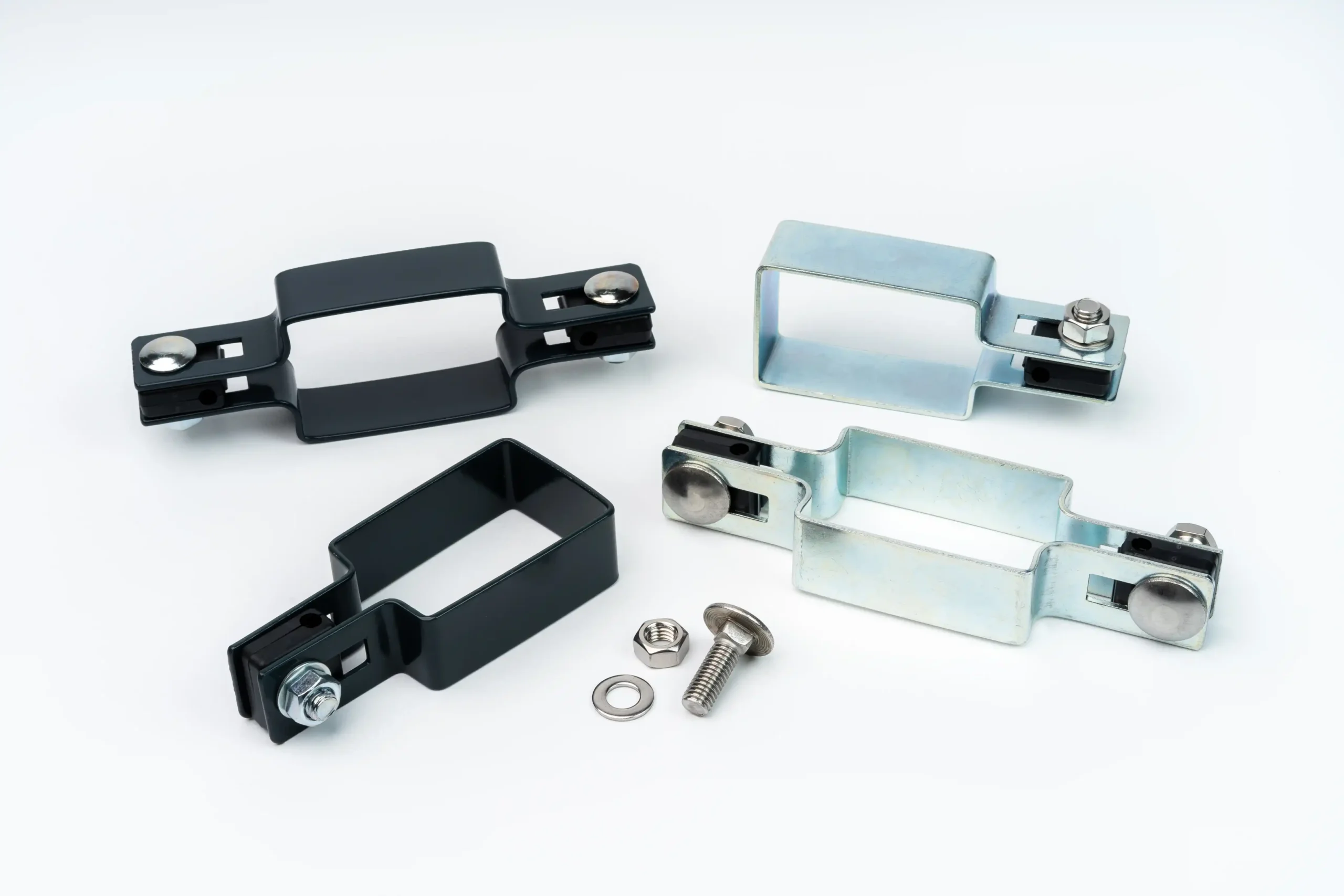 Zestaw obejm odwrotnych o wymiarach 60 x 40cm do montażu ogrodzeń na białym tle