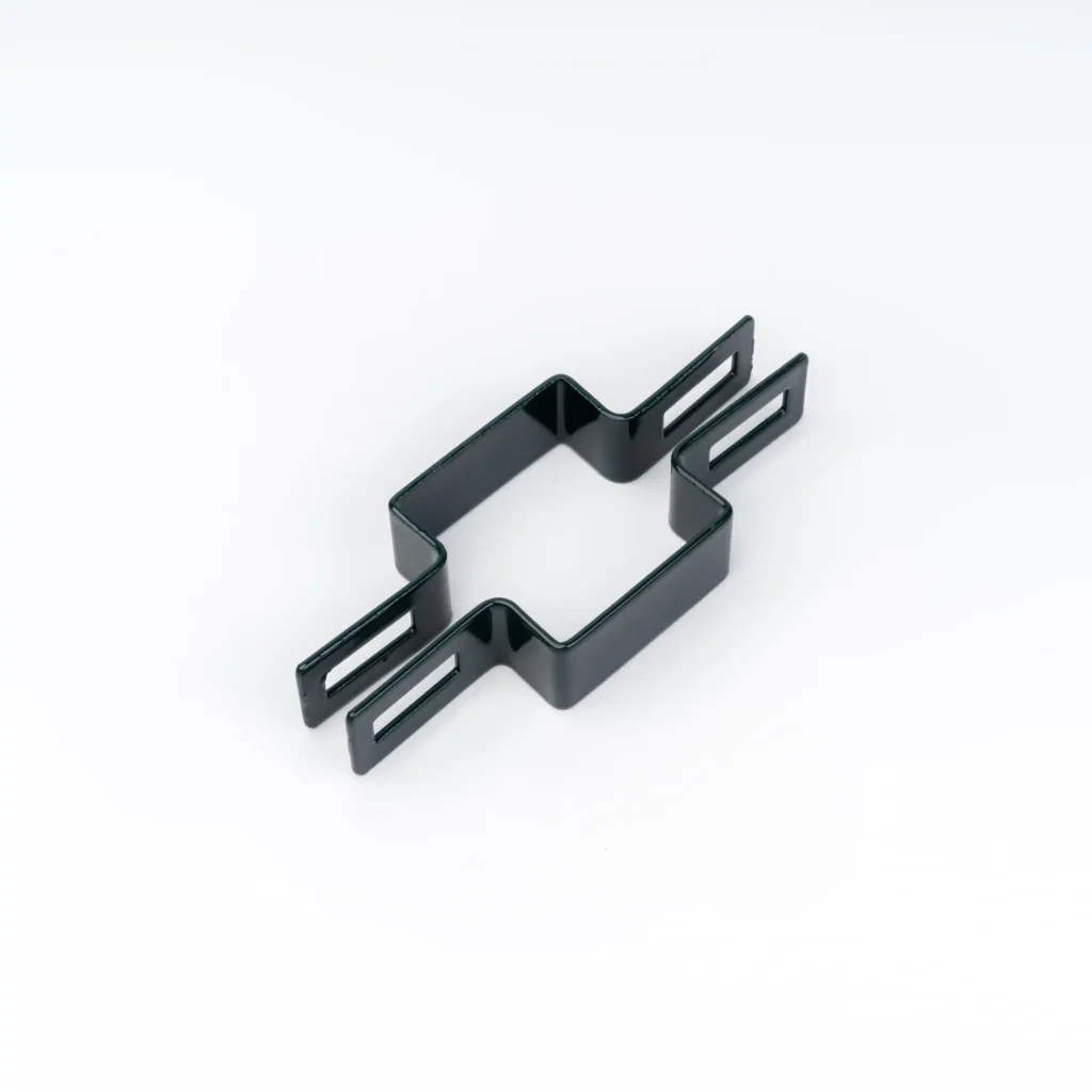 Obejma przelotowa do montażu ogrodzeń o wymiarach 50 x 50cm czarna na białym tle.