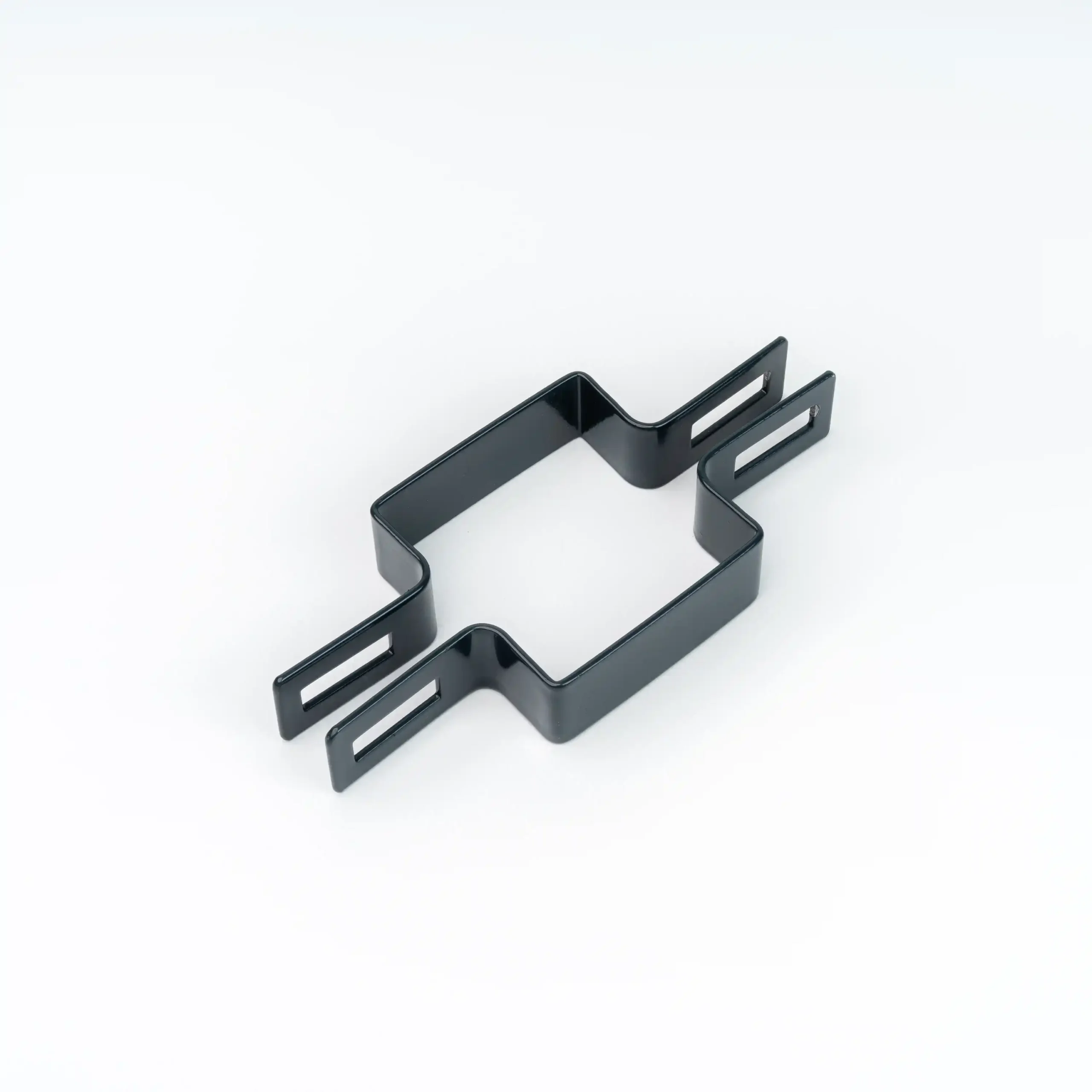 Obejma przelotowa do montażu ogrodzeń 60 x 60cm czarna na białym tle