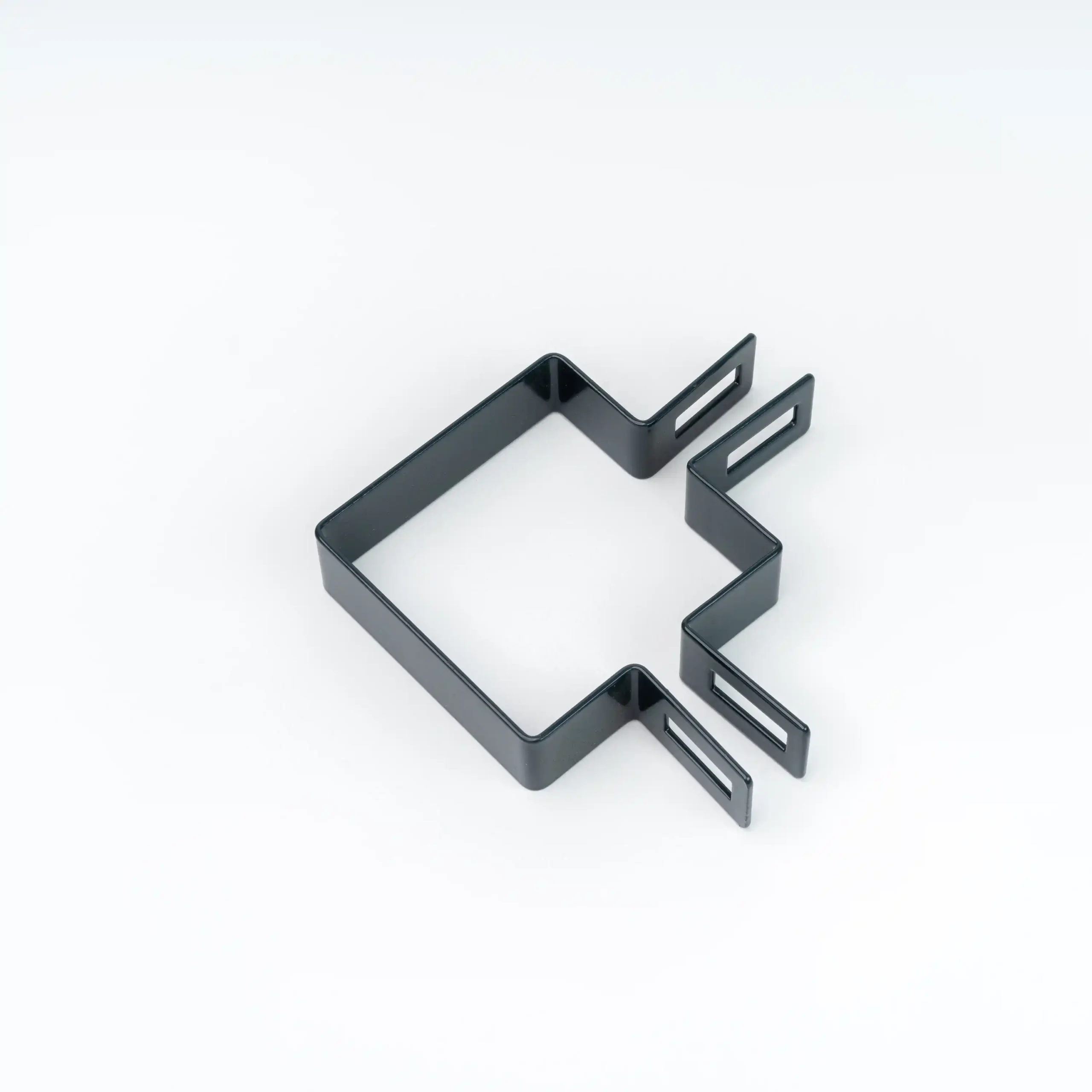 Obejma narożna o wymiarach 80 x 80 cm do montażu ogrodzeń na białym tle