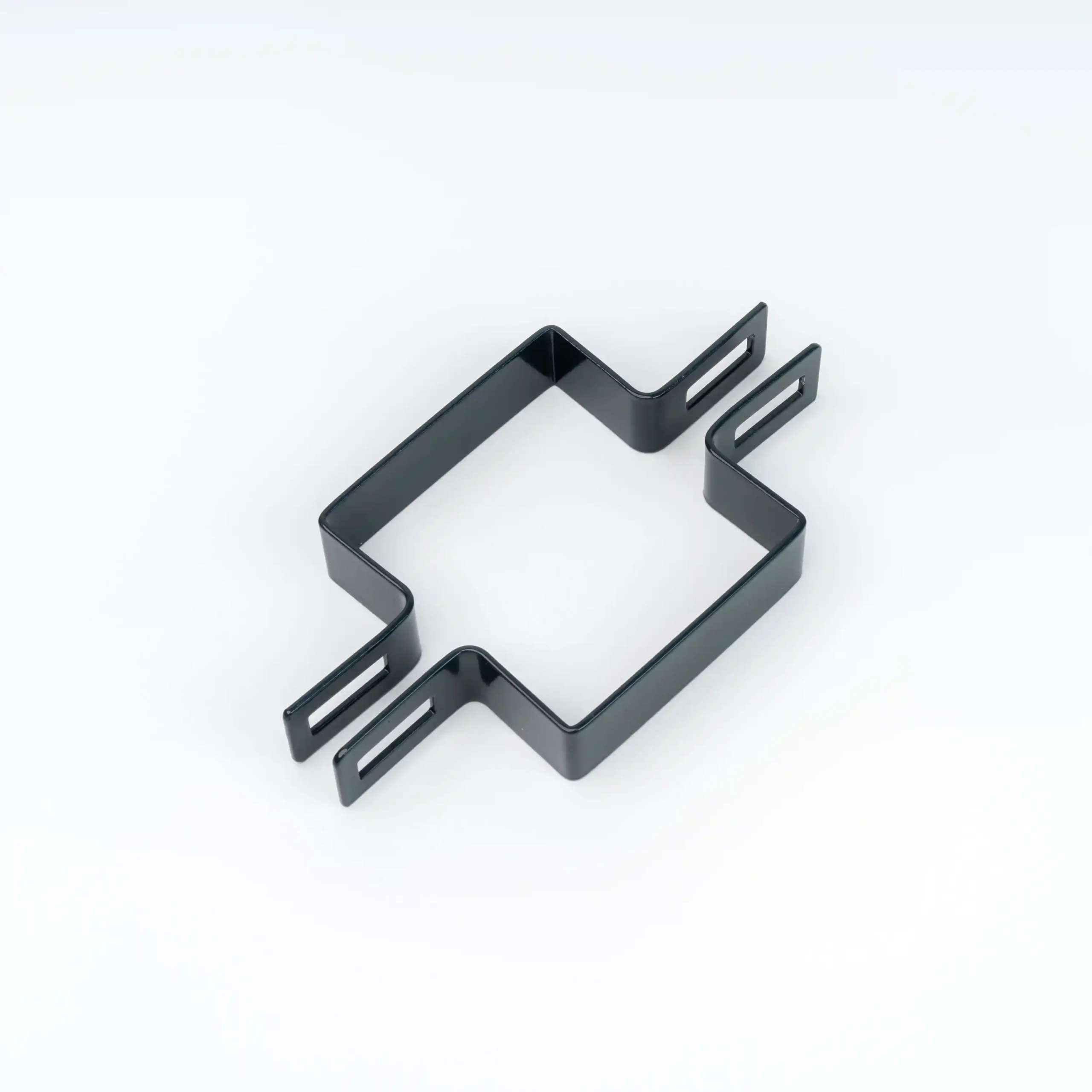 Obejma przelotowa czarna do montażu ogrodzeń o wymiarach 80x80cm na białym tle