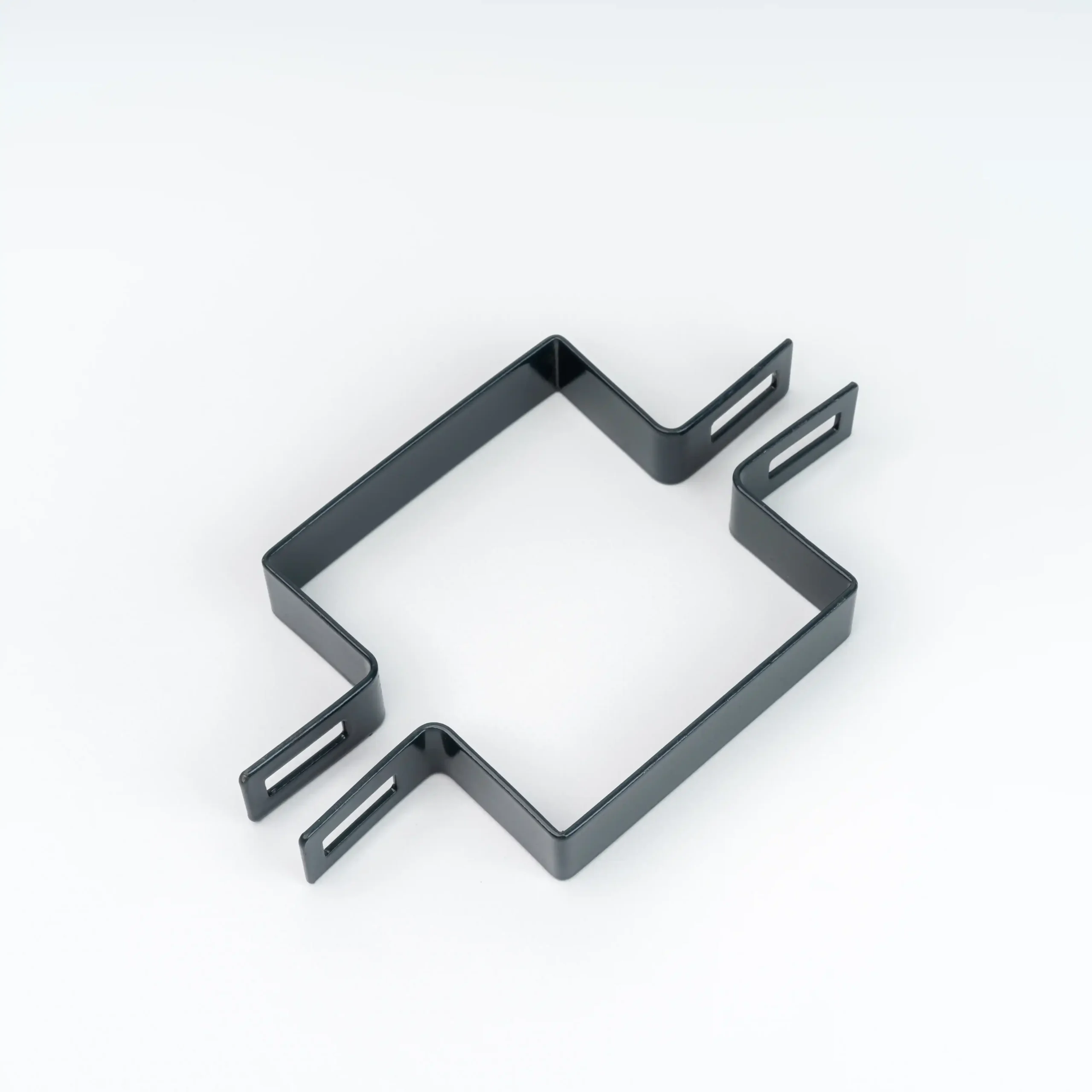 Obejma przelotowa do montażu ogrodzeń o wymiarach 100 x 100cm czarna na białym tle