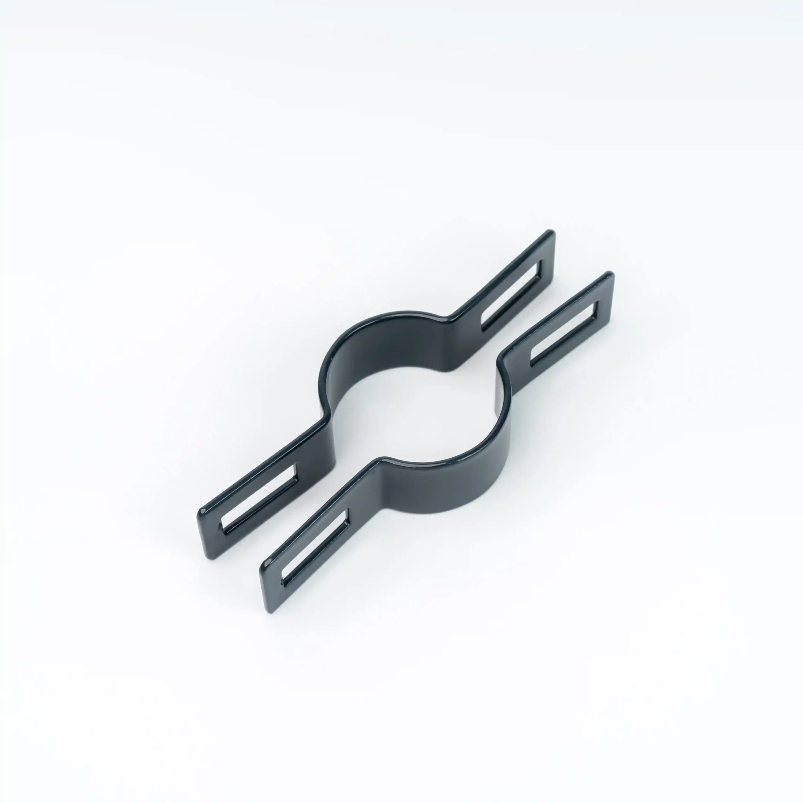 Obejma przelotowa do montażu ogrodzeń Fi42 czarna na białym tle