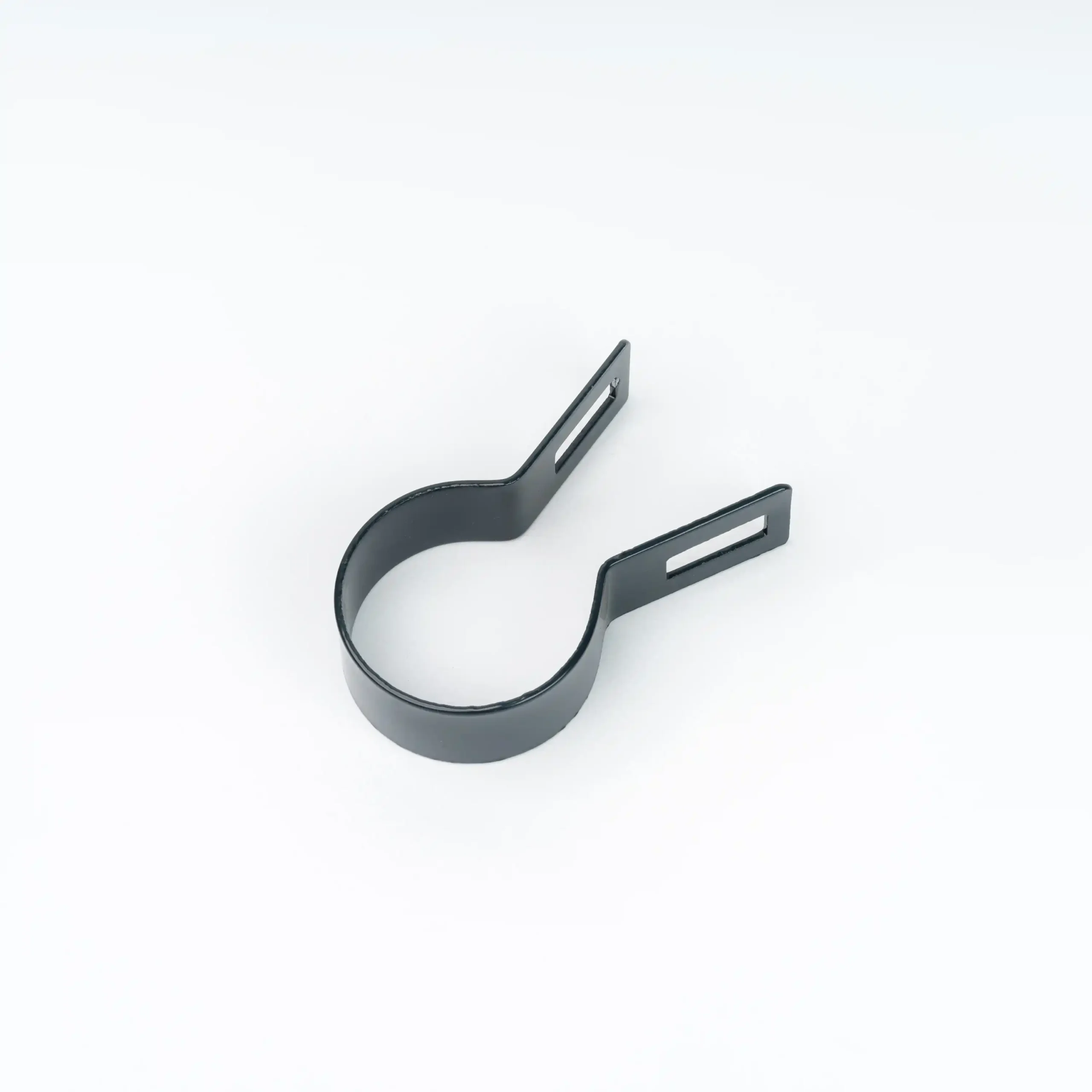 Obejma startowa o wymiarach fi48 do montażu ogrodzeń czarna na białym tle.