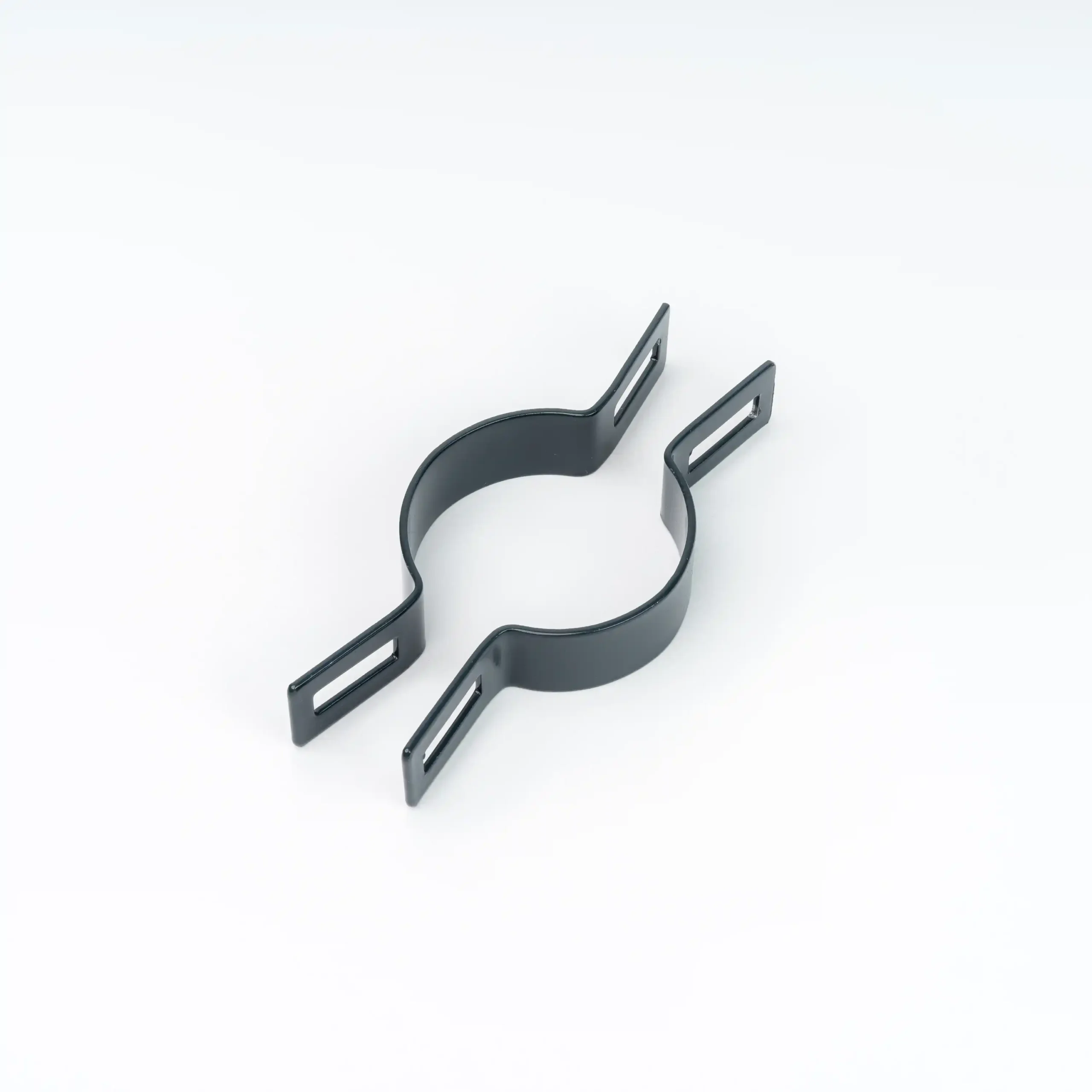 Obejma przelotowa do montażu ogrodzeń o wymiarach Fi60 czarna na białym tle.