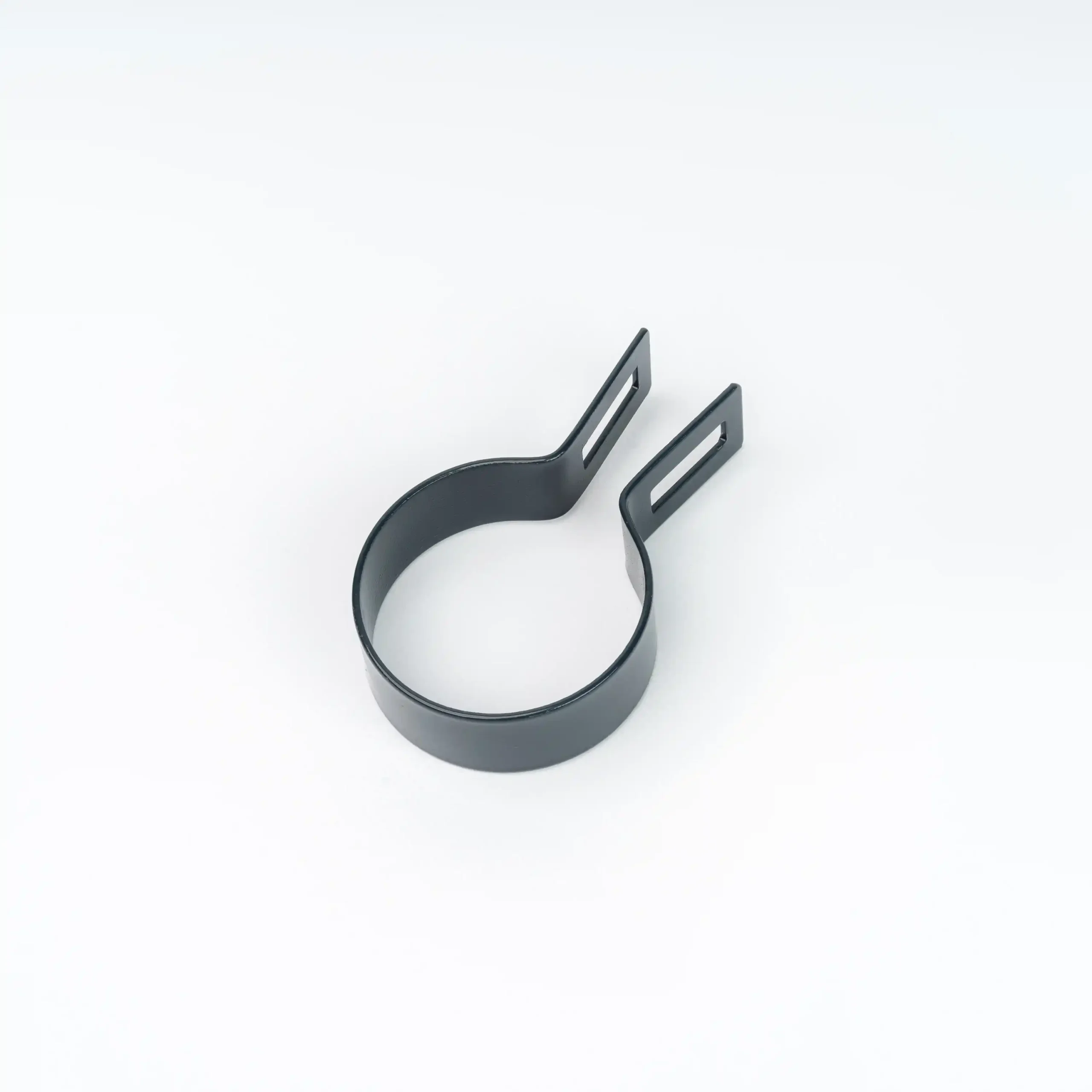 Obejma startowa do montażu ogrodzeń o wymiarach Fi60 czarna na białym tle.