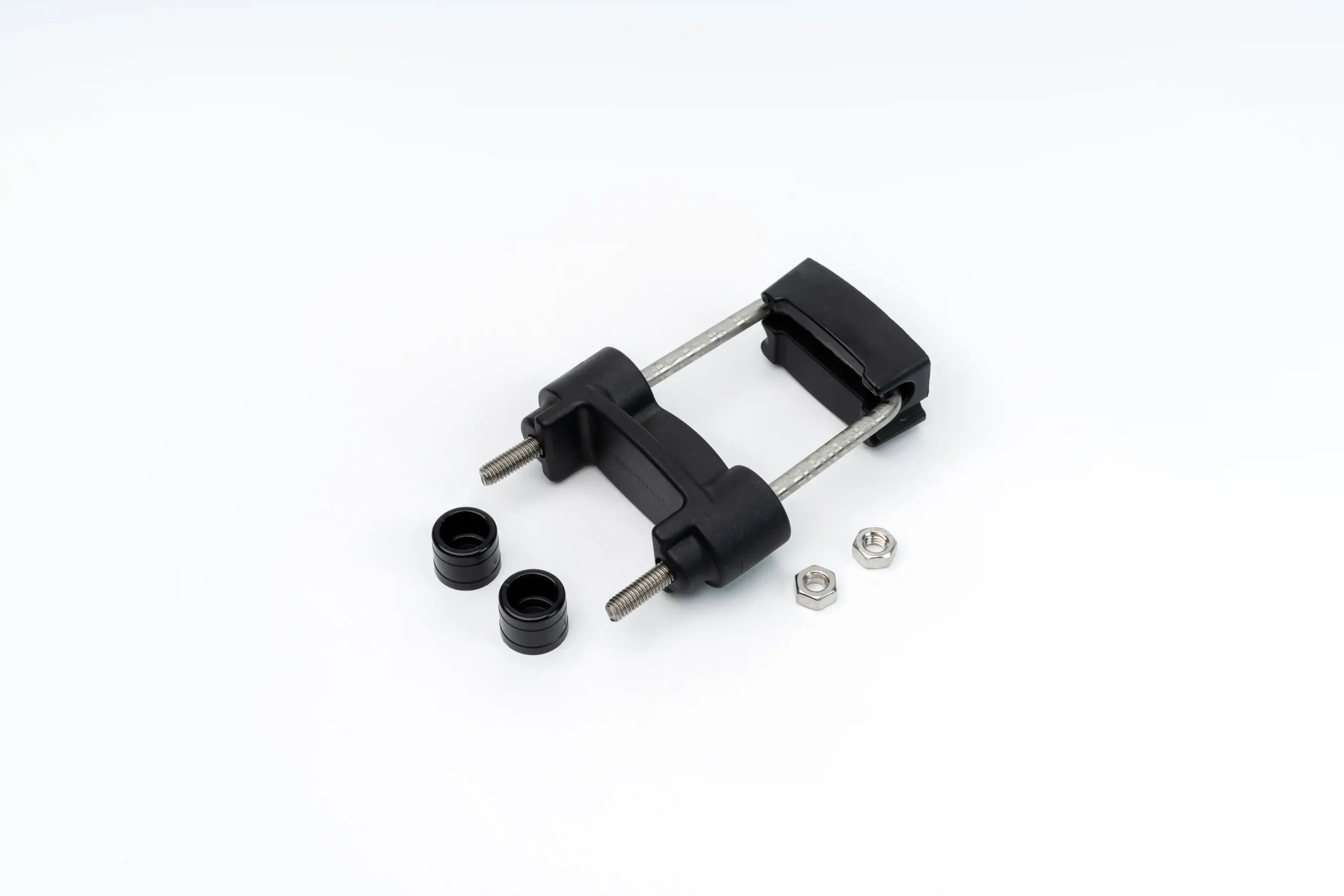 Zestaw obejmy strzemiennej do montażu ogrodzeń w kolorze czarnym na białym tle