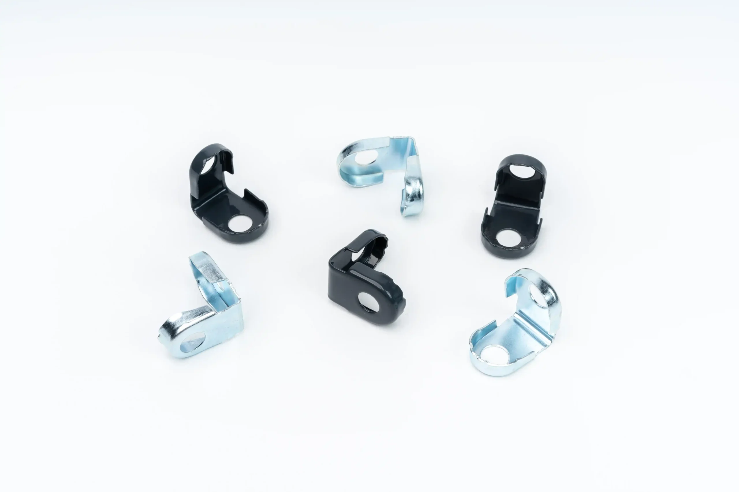 Metalowe klipsy montażowe AVO do ogrodzeń – czarne i ocynkowane uchwyty z otworami montażowymi, ułożone na białym tle.