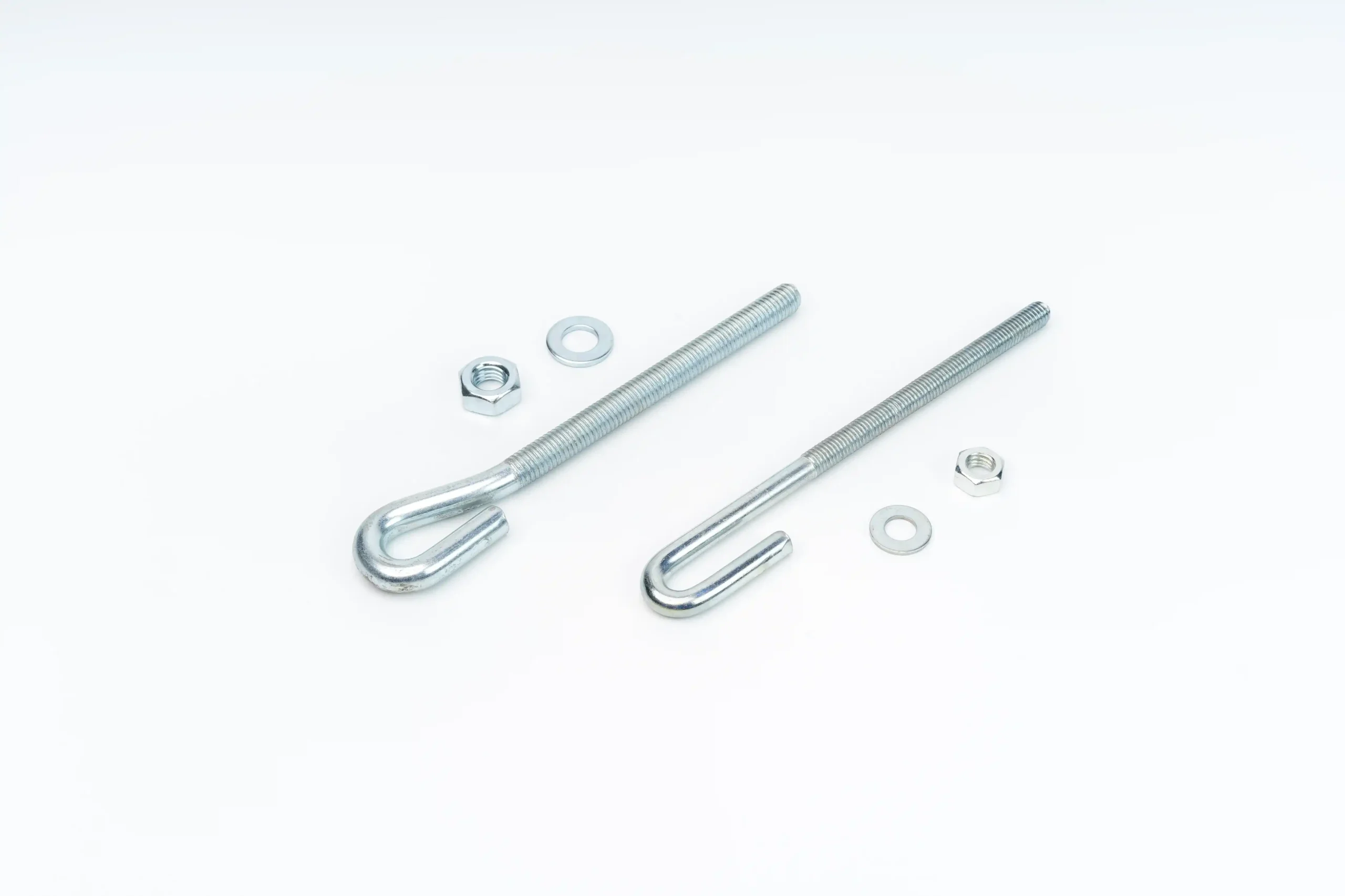 Śruba naciągowa do montażu ogrodzeń na białym tle