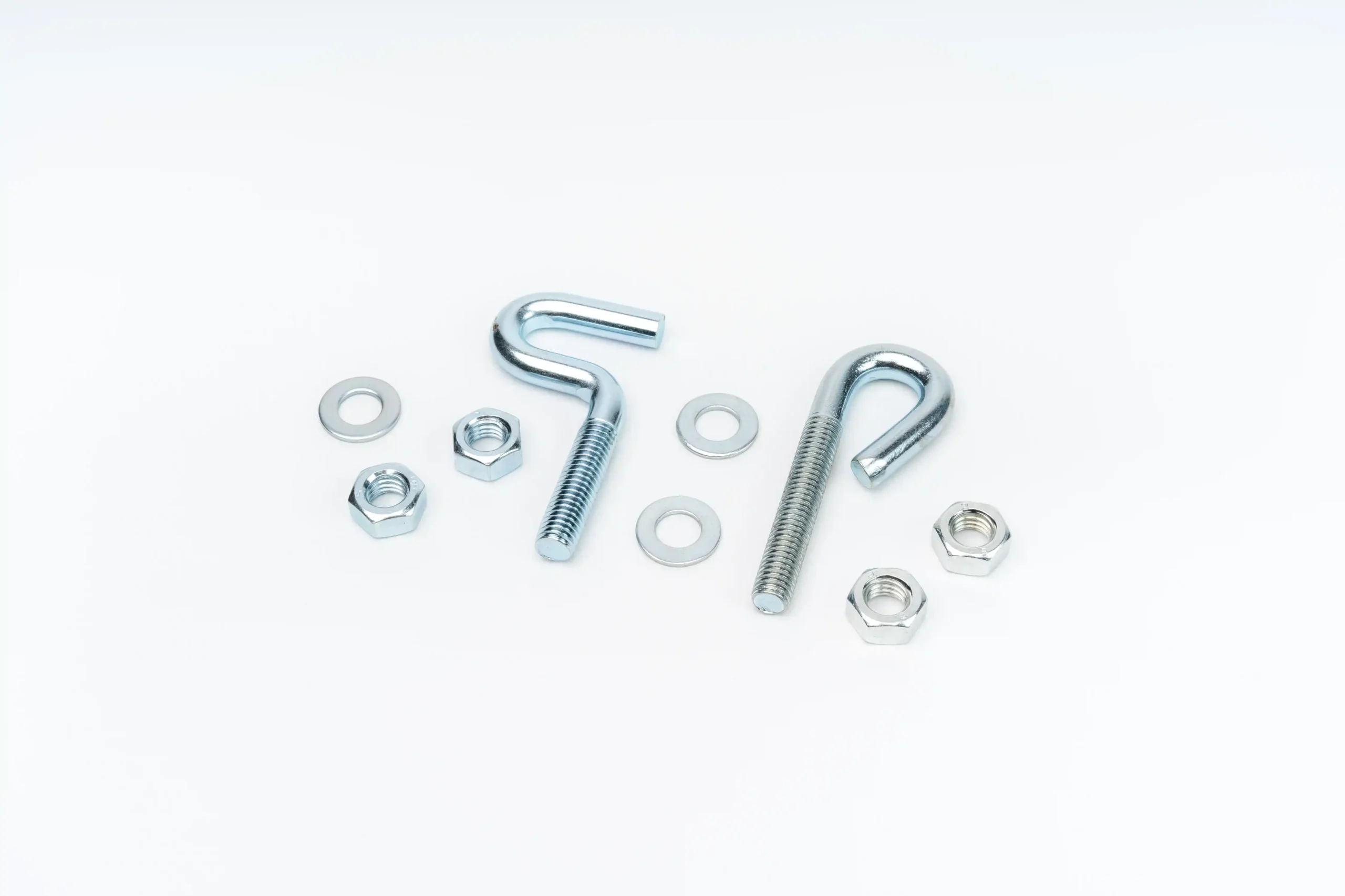 Śruba mocująca M8 do montażu siatki ogrodzeniowej na białym tle. W skład wchodzą podkładka gwint śruba macująca.