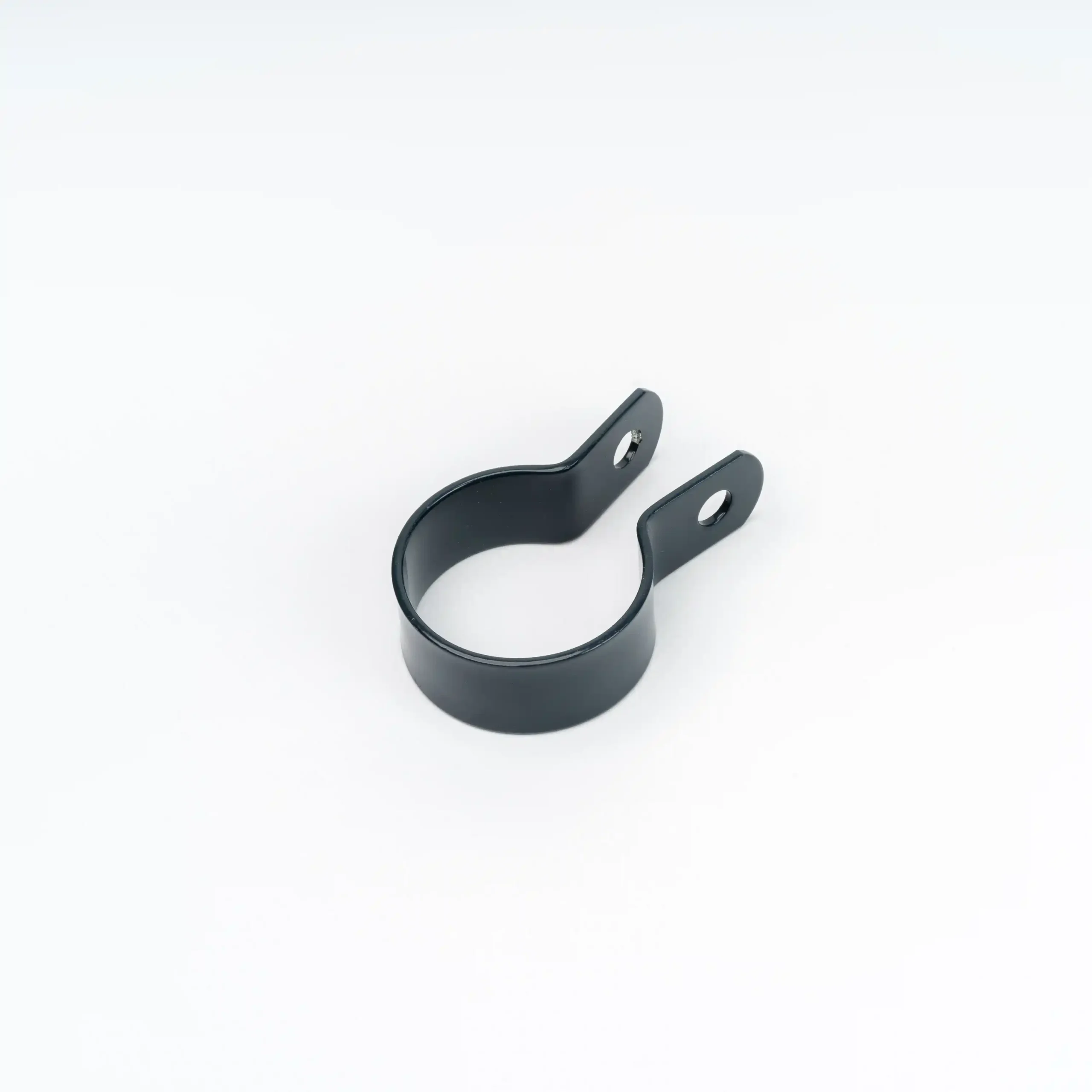 Opaska startowa do montażu siatki ogrodzeniowej czarna na białym tle