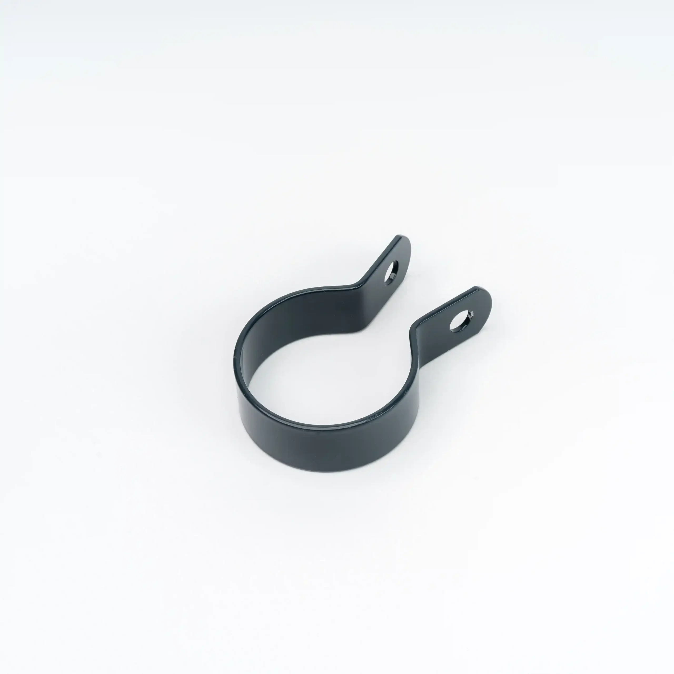 Czarna obejma startowa do montażu siatki ogrodzeniowej na białym tle