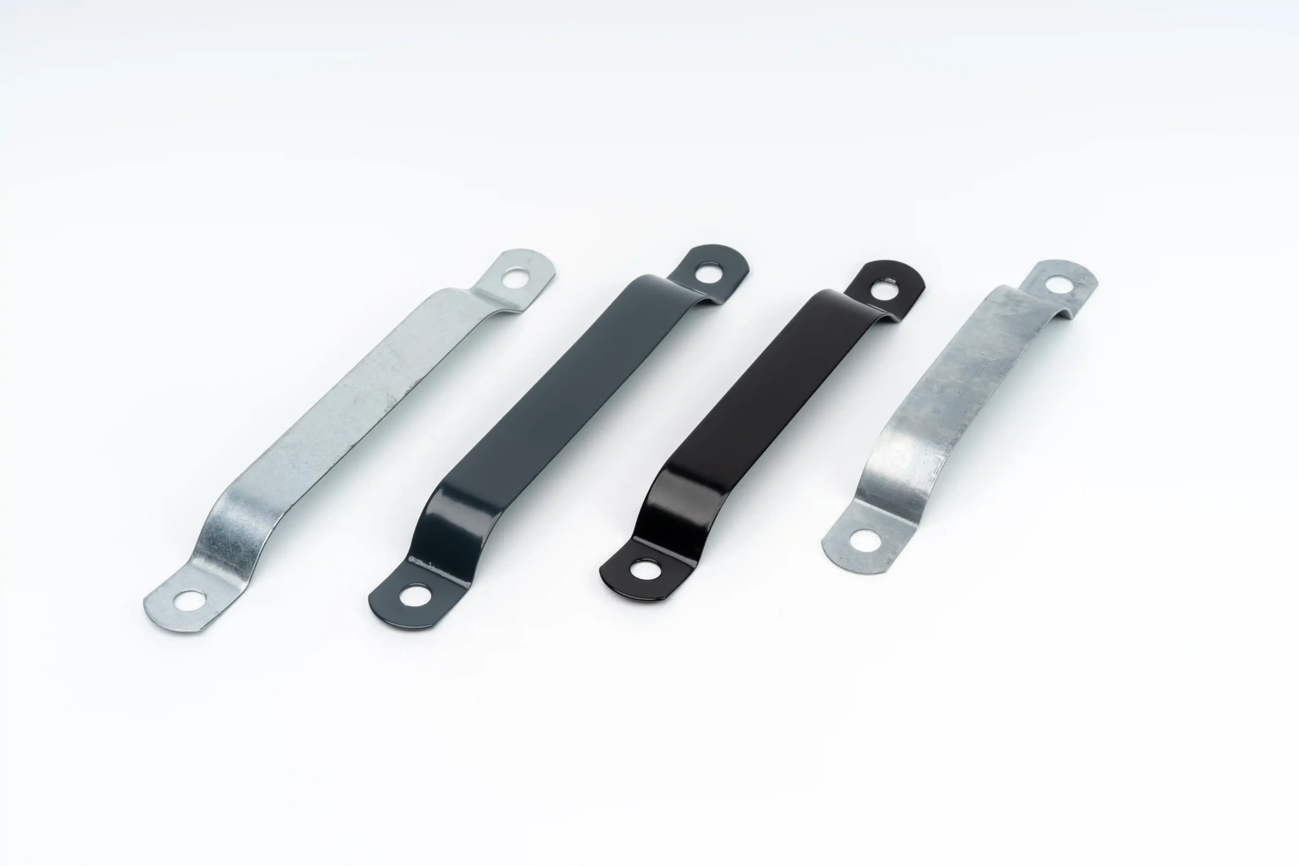 Cztery opaski metalowe do montażu ogrodzeń w czterech różnych kolorach na białym tle