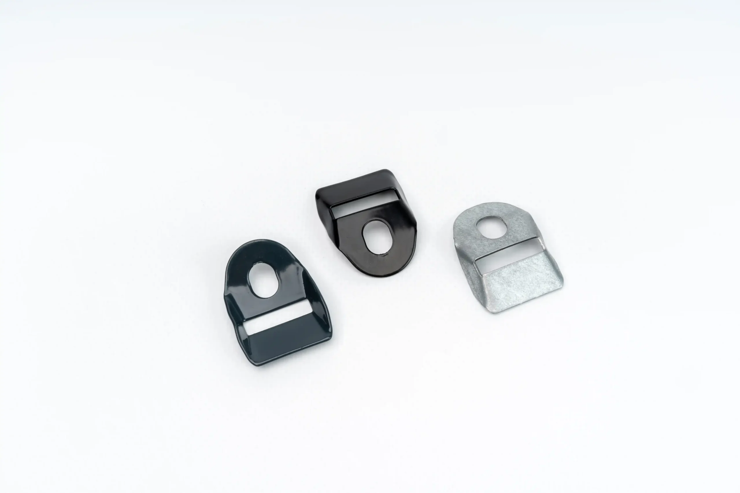 Trzy spinki do montażu akcesoriów ogrodzeniowych na białym tle