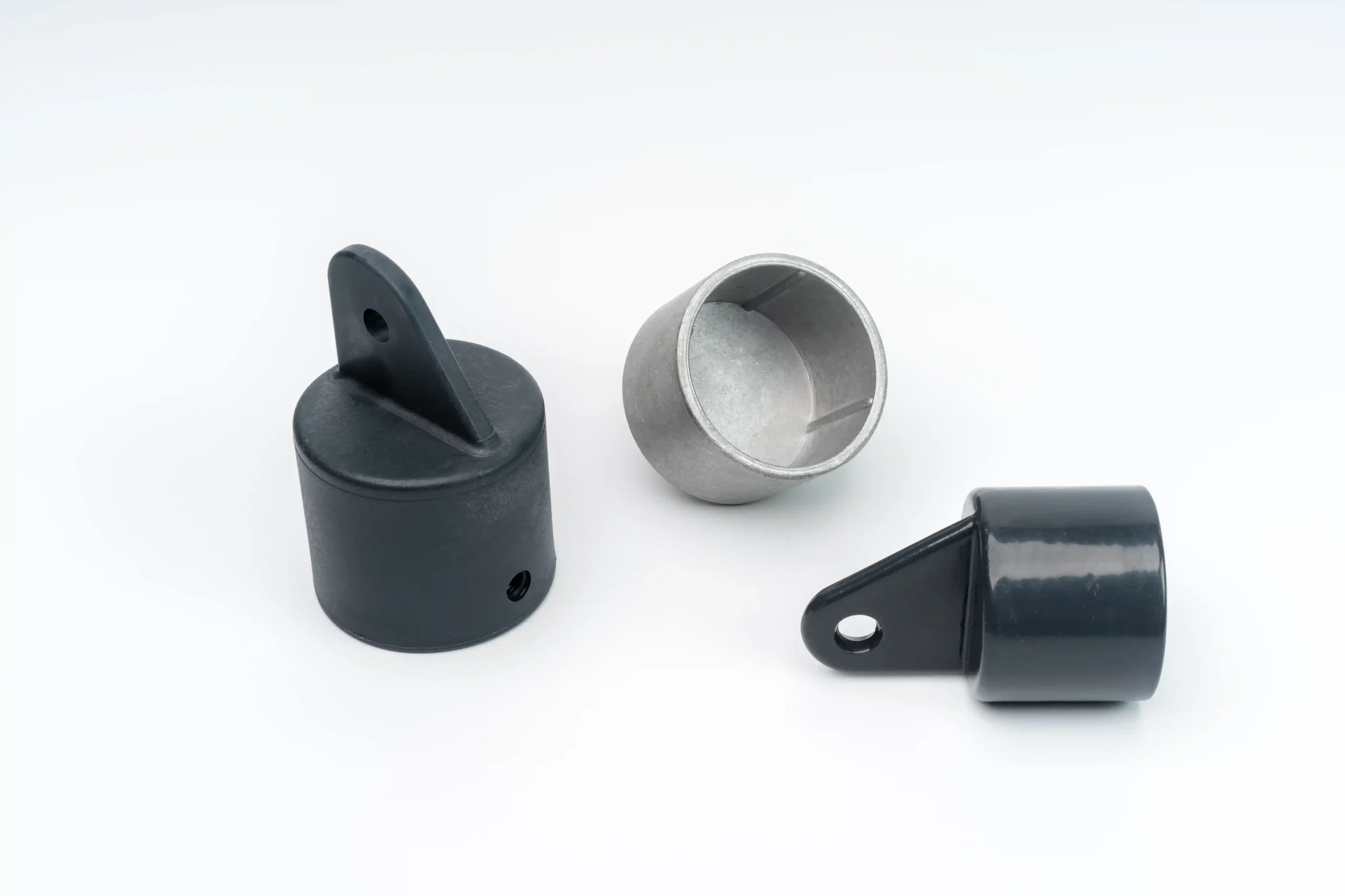 Trzy nasadki do mocowania podpory do ogrodzeń w trzech różnych kolorach na białym tle