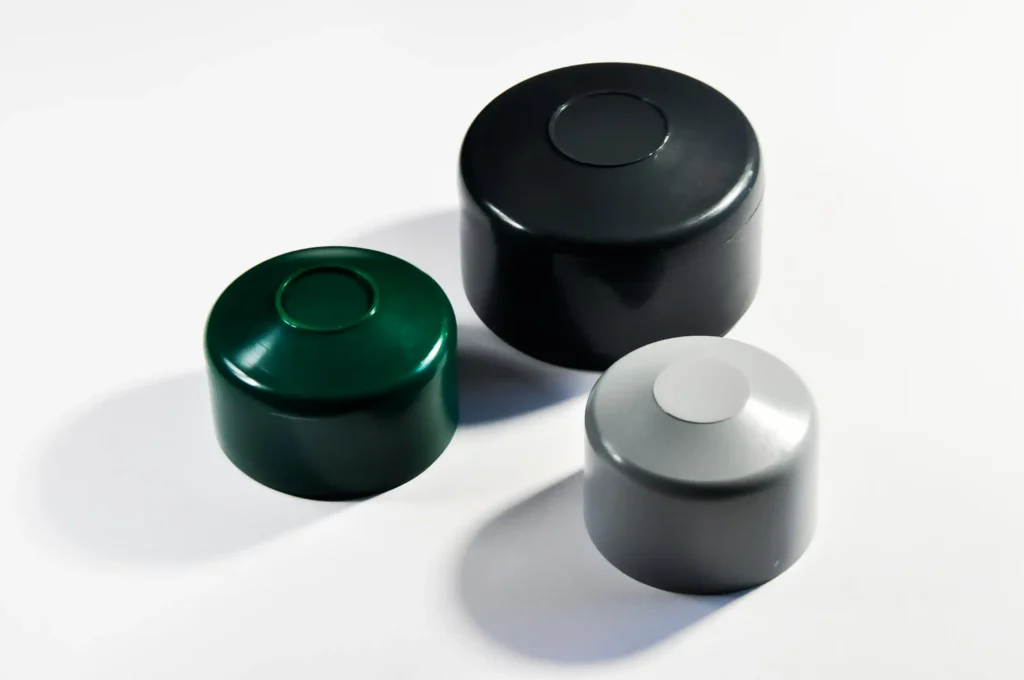 kapturki okrągłe w trzech kolorach, zielonym szarym i czarnym o różnych szerokościach