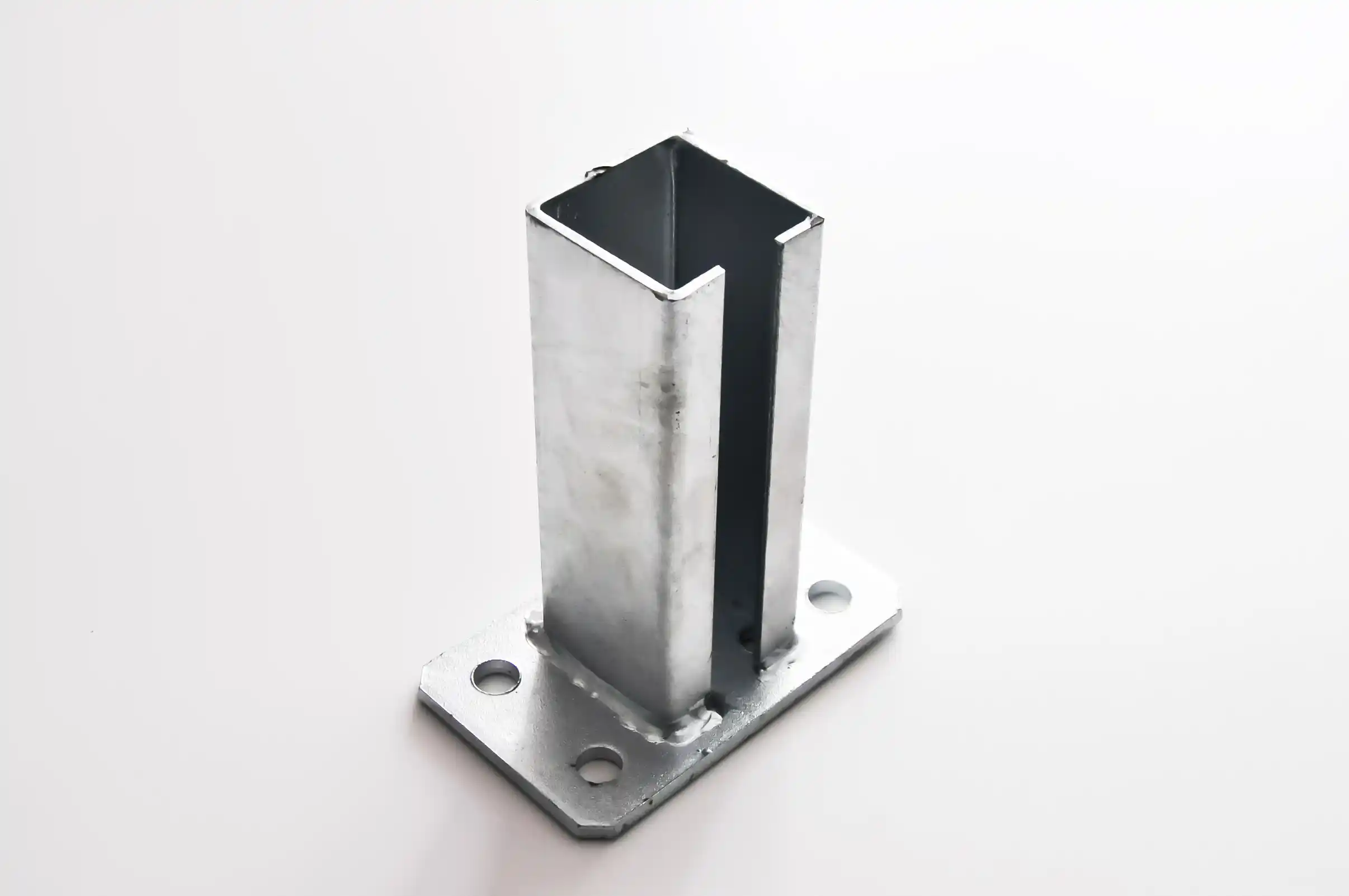 Uchwyt podstawy słupka do montażu słupka ogrodzeniowego w kolorze ocynk