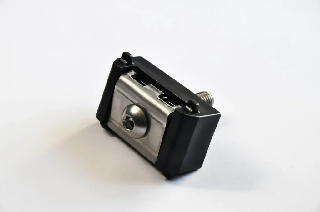 Uchwyt montażowy narożny z blachą dociskową do paneli ogrodzeniowych