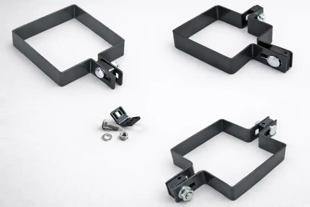 zestaw obejm 80x80 do montażu ogrodzeń w kolorze czarnych, na zdjęciu obejma narożna, przelotowa, startowa oraz zestaw śrub mocujących wraz z książeczką