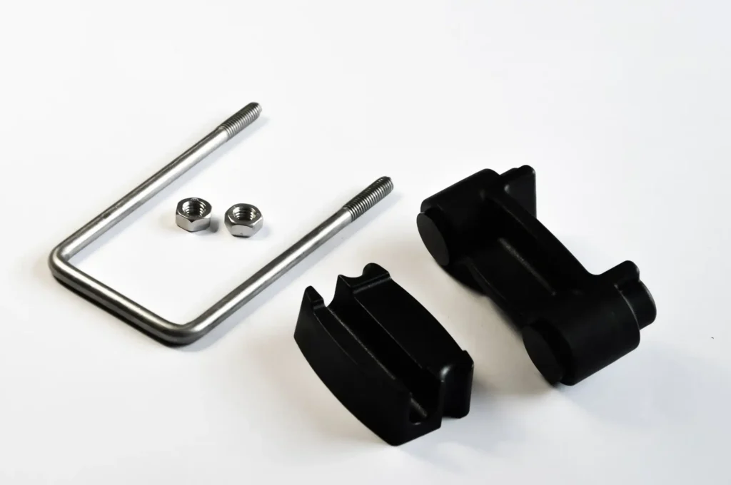 Zestaw obejma strzemienne plastikowa w kolorze czarnym do montażu siatki ogrodzeniowej bez ingerencji w słupek