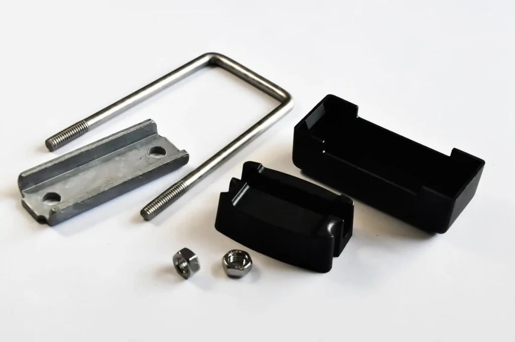 obejma strzemienna metalowa do montażu siatki bez ingerencji w słupek.