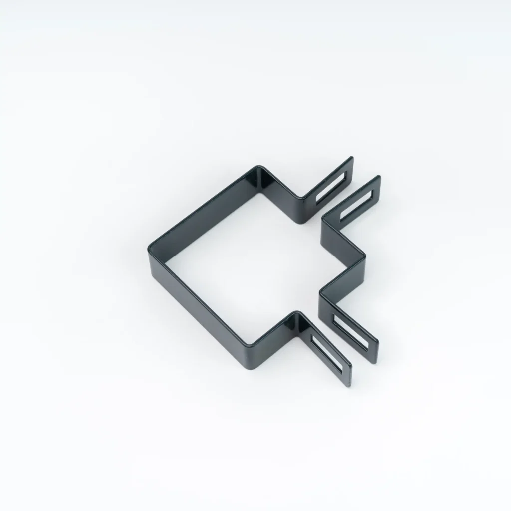 Obejma narożna do montażu ogrodzeń o wymiarach 80 x 80cm czarna na białym tle