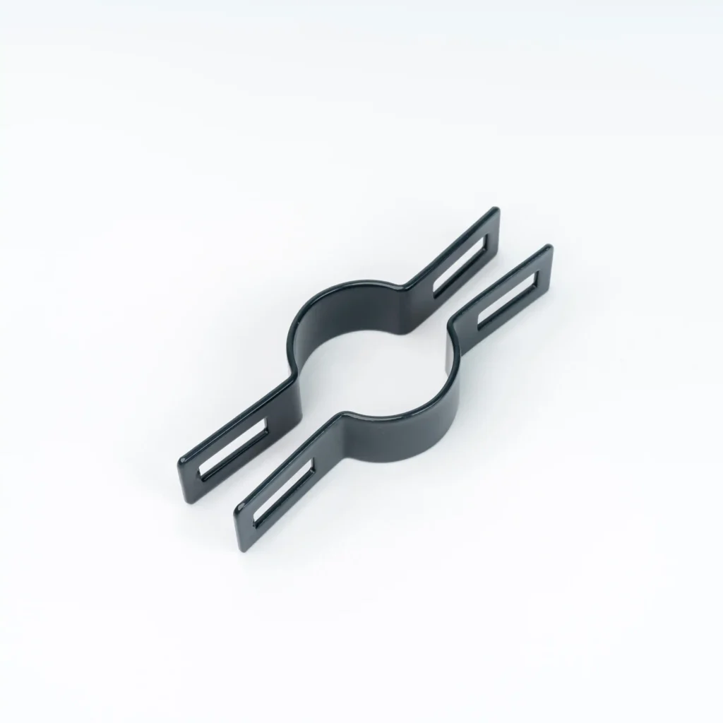 Obejma przelotowa do montażu ogrodzeń Fi42 czarna na białym tle