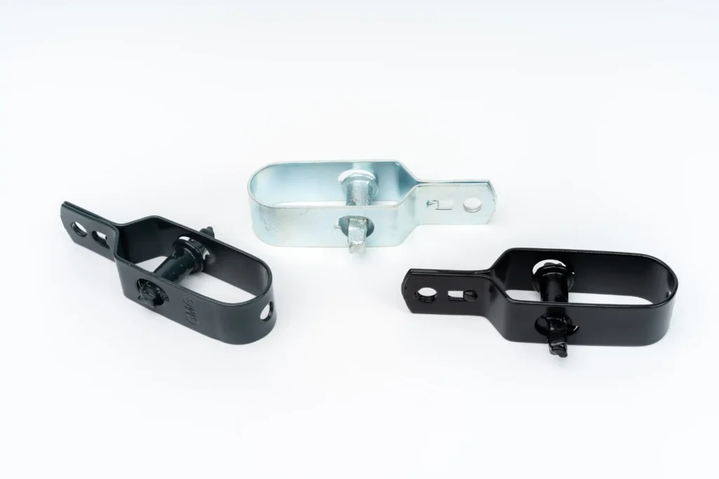 Trzy napinacze drutu do montażu ogrodzeń w różnych kolorach przedstawione na białym tle