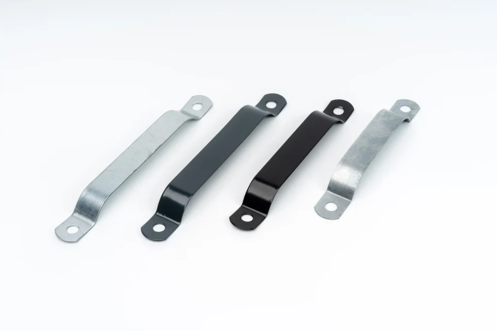 Cztery opaski metalowe do montażu ogrodzeń w czterech różnych kolorach na białym tle