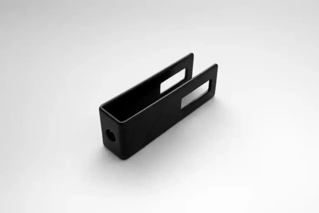 klamra uniwersalna L-70 w kolorze czarnym do mocowania ogrodzeń